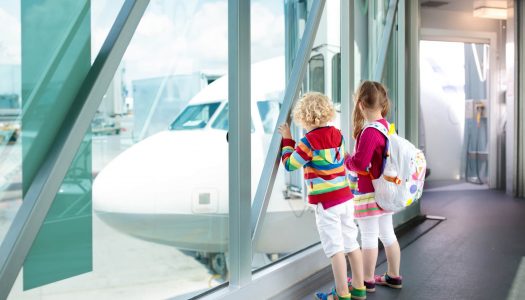 Siga essas 4 dicas para viajar de avião com crianças mais tranquilamente